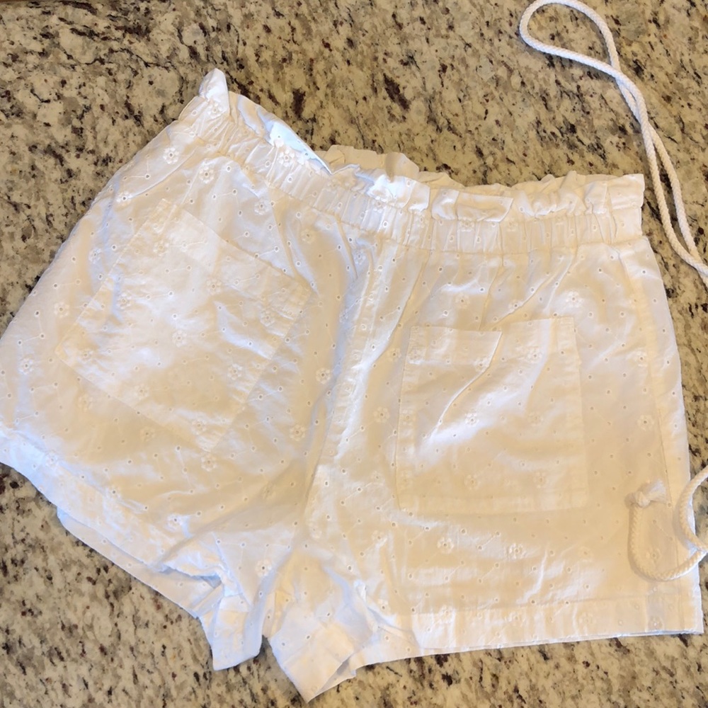 Women’s white eyelet, fully lined shorts. Optional rope belt included.